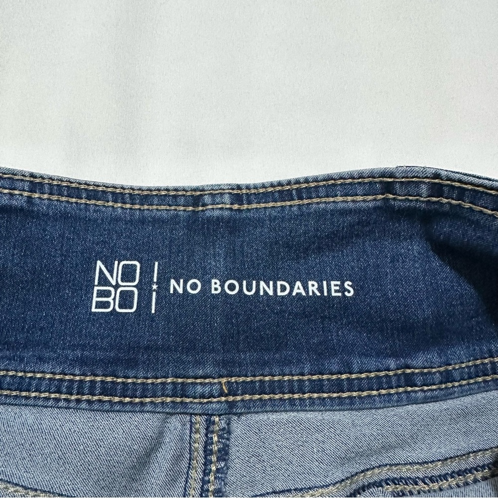 No Boundaries Denim Shorts Size 9 EUC - Picture 3 of 4